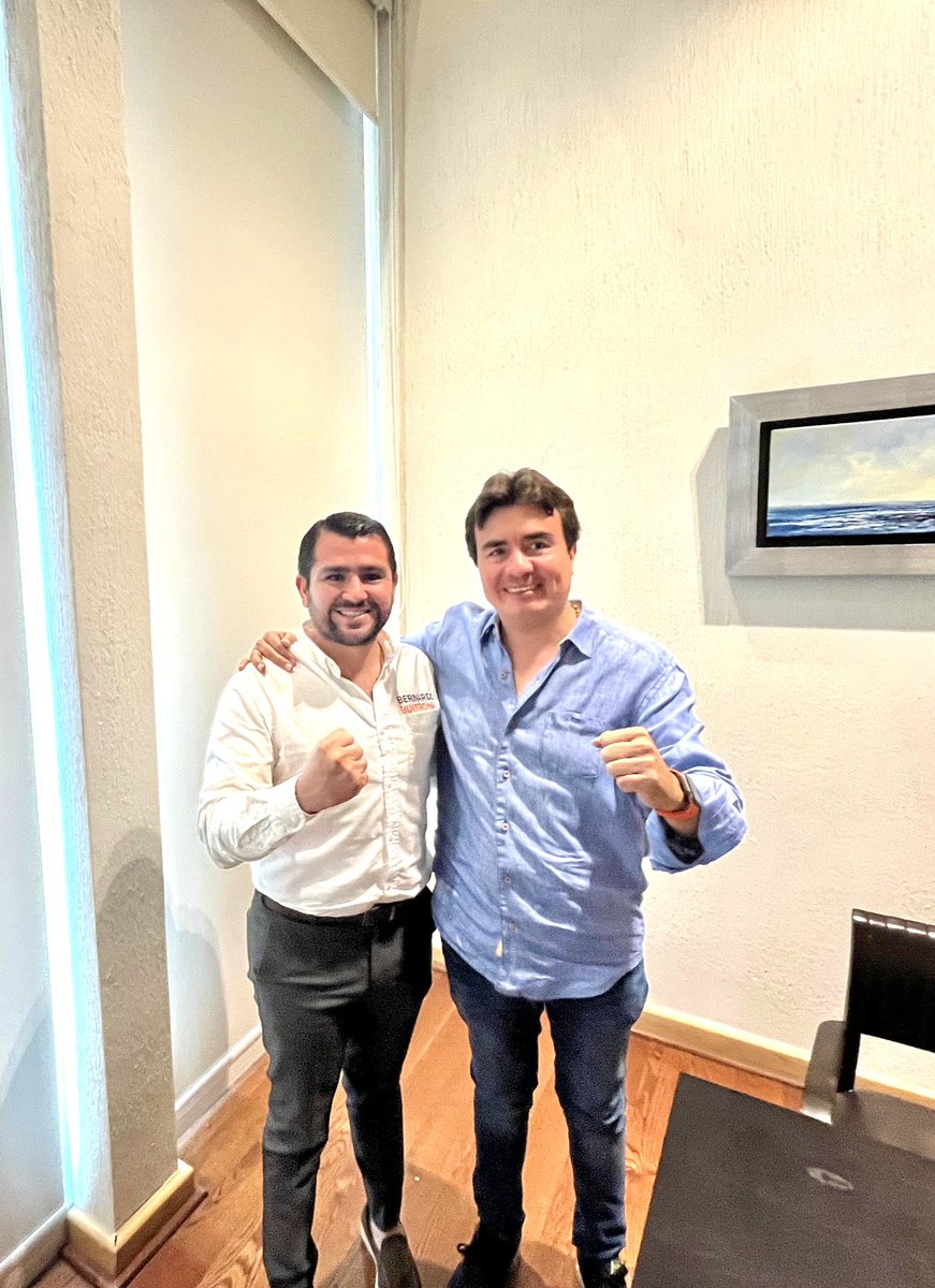 cesar_cadena_ro's tweet photo. Un gusto platicar con mi estimado Amigo @bernardobuitron Regidor Electo de El Marqués y su valioso equipo, vamos a seguir consolidando nuestro @MovCiudadanoMX en el Estado de Querétaro 🍊👊🏻
@MovCiudadanoQro @DanteDelgado @JZavalaGt @AlvarezMaynez @Agustin_TorresD @Braulio_Lom https://t.co/m4mZOnvvHB
