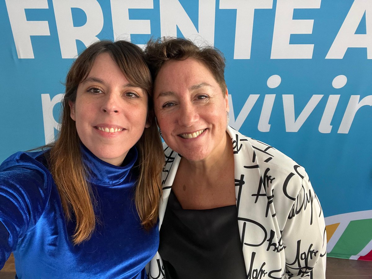 🇨🇱🇲🇽 Hoy la Directiva Nacional del Frente Amplio se reunió en nuestra sede nacional con nuestra compañera y embajadora de Chile en México, Beatriz Sánchez (<a href="/labeasanchez/">Beatriz Sánchez</a>), encuentro en que compartimos experiencias y dialogamos en torno a los desafíos de nuestro país.