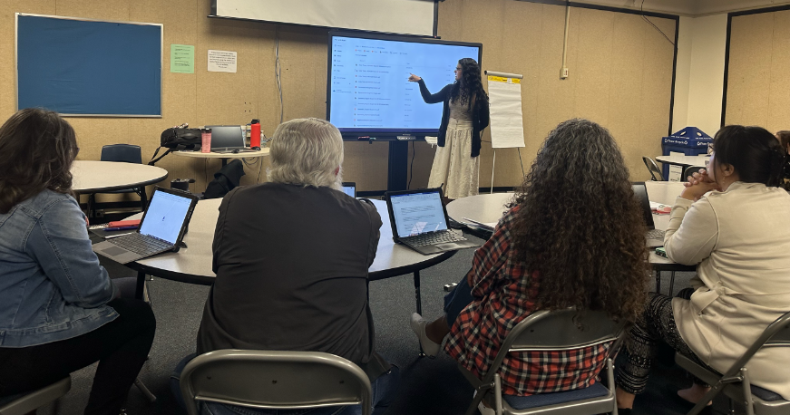EdTech_TUSD's tweet photo. Providing high quality professional development for TUSD staff is a speciality of the Ed Tech Department. We love using our @Promethean panels to ensure that everyone can see and participate. #Proud2BTUSD #EdTech https://t.co/ZeHl6QVocM