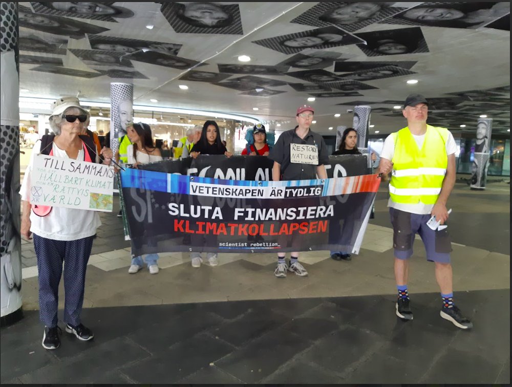 JanineClimate's tweet image. Week 313, 13/8
🌞 #Exxonknew #ShellKnew = #ClimateCrisis +prior knowledge = #Homicide!   

#StopFossilSubsidies #OilFuelsWar
#FridaysforFuture #StopEACOP #ecocide #FreePalestine #ProtectTheProtest #ScientistRebellion #TheScienceIsClear 

#FFFMapSolidarity, 17, Stockholm, Sweden