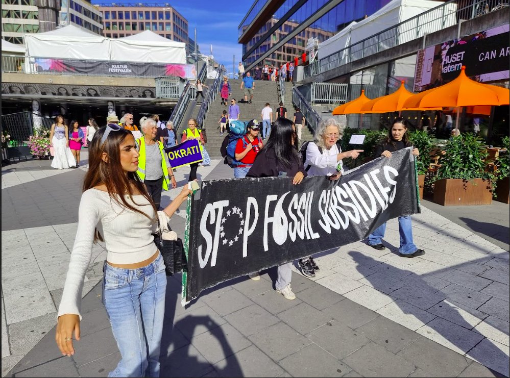 JanineClimate's tweet image. Week 313, 13/8
🌞 #Exxonknew #ShellKnew = #ClimateCrisis +prior knowledge = #Homicide!   

#StopFossilSubsidies #OilFuelsWar
#FridaysforFuture #StopEACOP #ecocide #FreePalestine #ProtectTheProtest #ScientistRebellion #TheScienceIsClear 

#FFFMapSolidarity, 17, Stockholm, Sweden