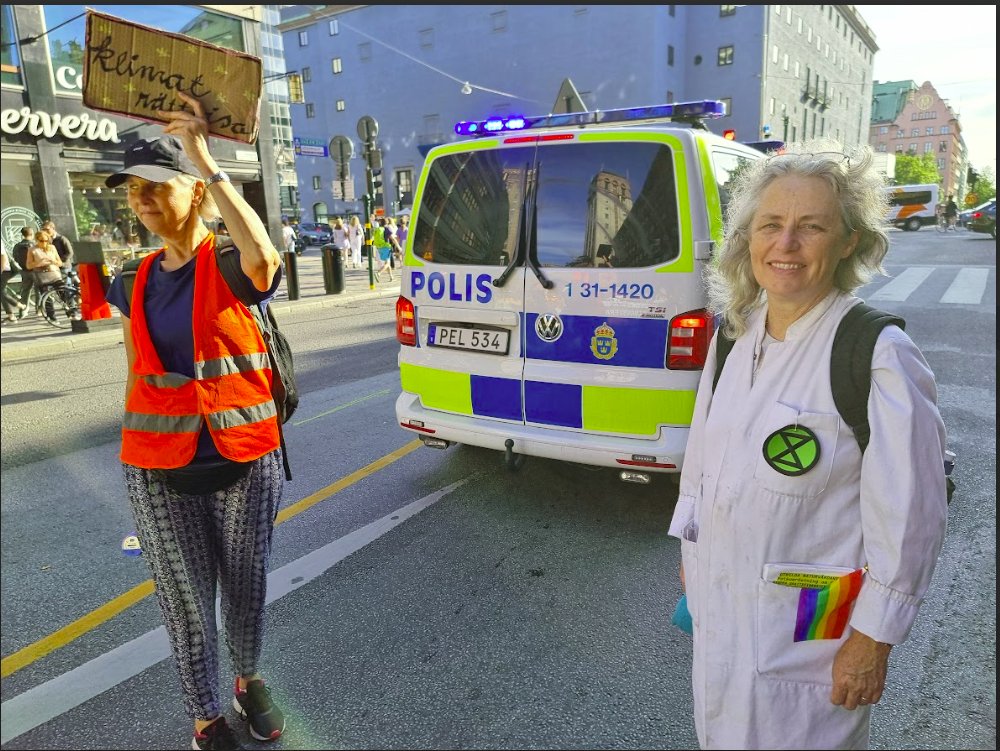 JanineClimate's tweet image. Week 313, 13/8
🌞 #Exxonknew #ShellKnew = #ClimateCrisis +prior knowledge = #Homicide!   

#StopFossilSubsidies #OilFuelsWar
#FridaysforFuture #StopEACOP #ecocide #FreePalestine #ProtectTheProtest #ScientistRebellion #TheScienceIsClear 

#FFFMapSolidarity, 17, Stockholm, Sweden