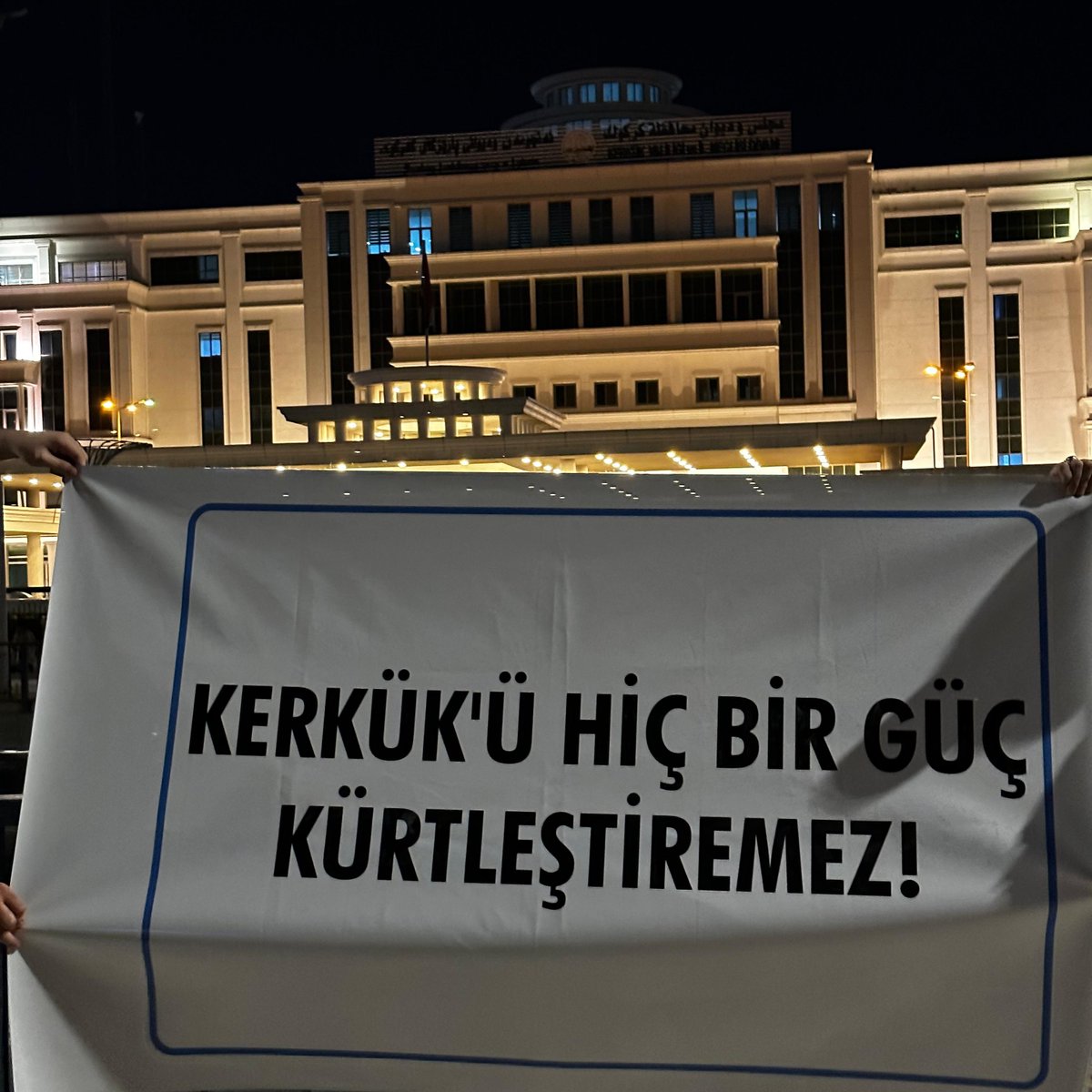 llmkyll's tweet image. Bugün Kerkük&apos;te düzenlediğimiz protestolar için hazırladığımız pankartı Kerkük Valiliği için bırakıyoruz.

Yenilmeyeceğiz!
Direneceğiz!
Kerkük&apos;te Türksüz adım attırmayacağız!
Kerkük&apos;ün Kürtleşmesine izin vermeyeceğiz!