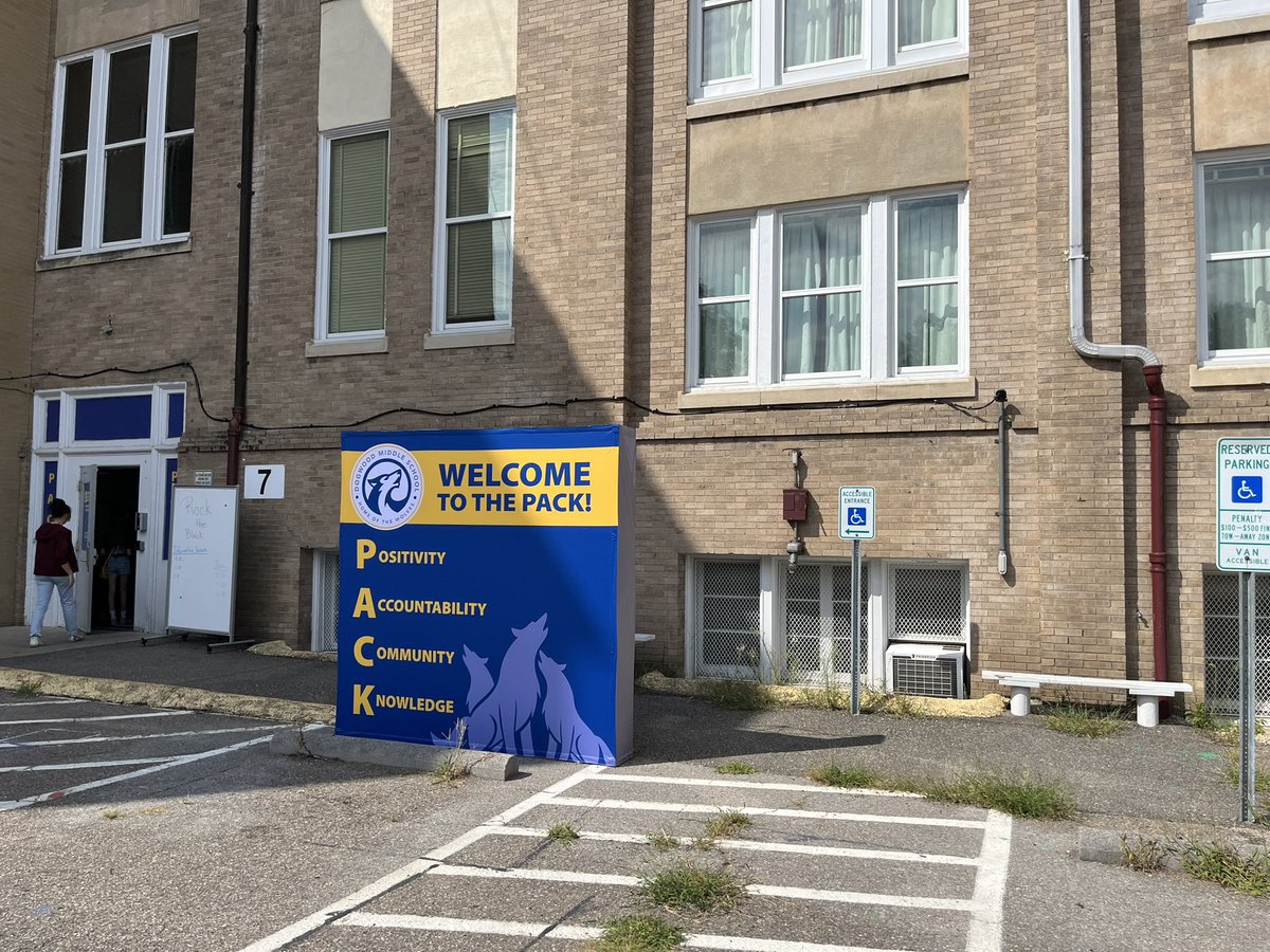 Lit Limo tweet media