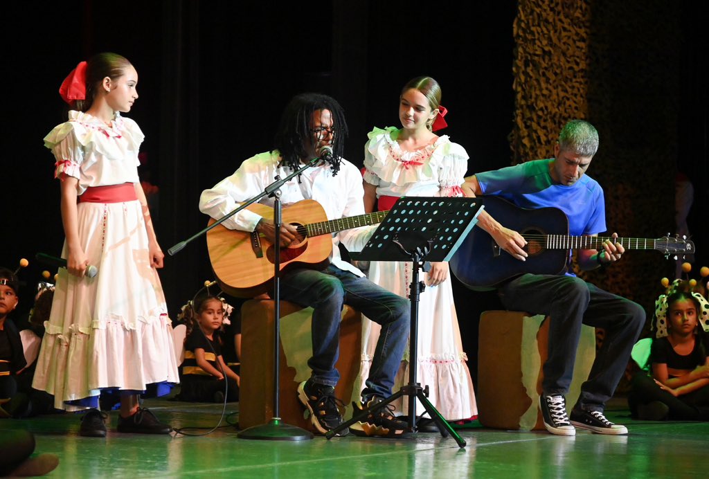 PresidenciaCuba's tweet photo. ❤️|La Compañía Infantil de Teatro "La Colmenita", protagoniza junto a otros artistas, esta celebración por #Fidel. https://t.co/N24jCjdeiM