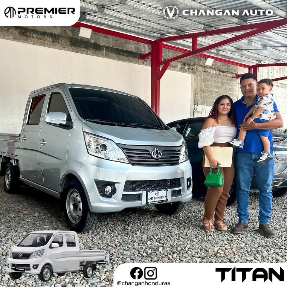 🚗🔧 ¡Felicitamos a nuestros clientes por la entrega de su Titan Doble Cabina! Una verdadera herramienta de trabajo, el machete de los hondureños, probado y aprobado en las calles más difíciles de nuestro país. ¡Gracias por confiar en nosotros para ser parte de sus grandes