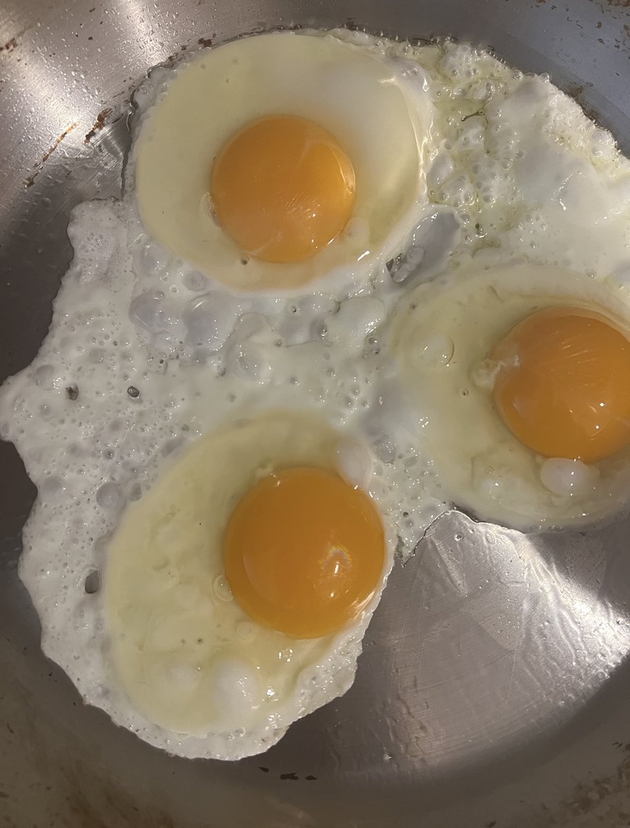 Why eggs are such a great food choice for athletes:

-Rich in antioxidants lutein and zeaxanthin, known to support eye health 
-Rich in several essential vitamins and minerals like A, D, E, B12, iron, zinc
-One of the best food sources of choline (which is also so important