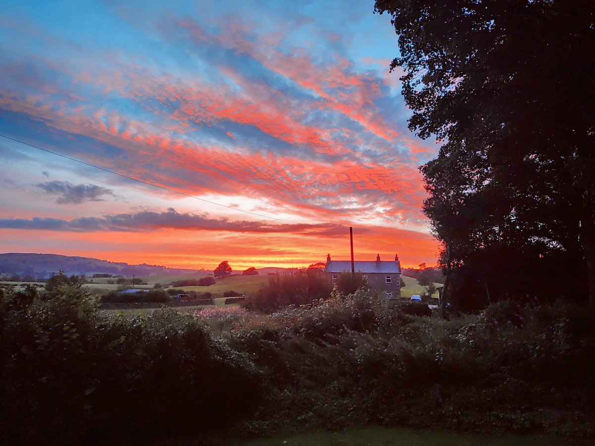 HarryNavinski's tweet photo. Quite a sunset tonight. https://t.co/eDXeoTJJMI