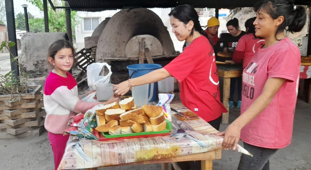 Desde hace una semana estamos tramitando con funcionarios de la intendenta <a href="/RossanaChahla/">Rossana Chahla</a> , la provisión de leña para 25 cocinas solidarias , que brindan la prestación de almuerzo, merienda y cena, que funcionan dentro del municipio de @muniSMT 
El 90%  de las cocinas usan leña.