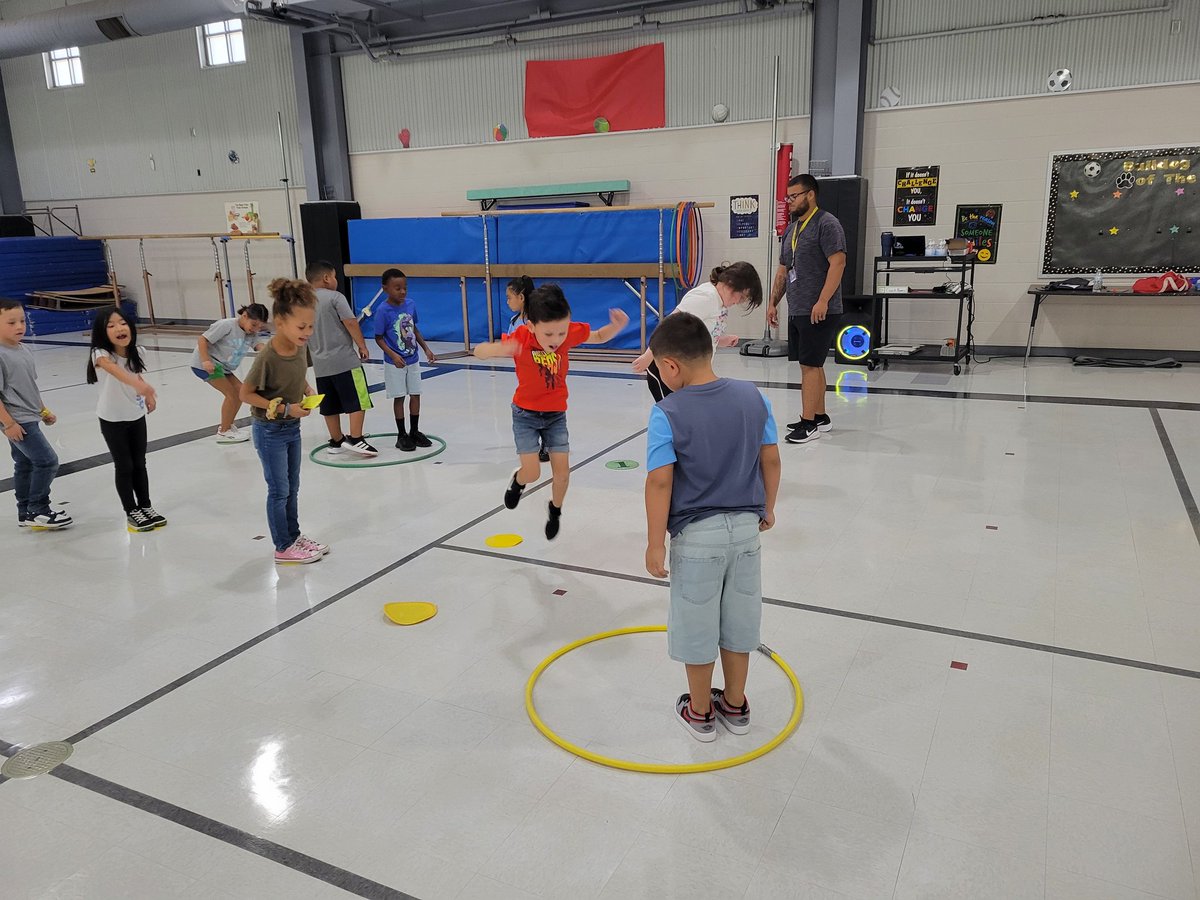 CoachRamosPE's tweet photo. Day 2 in the books, lots of smiles in the gym! 😁
Students learning about the value of teamwork, cooperation, and communication 👍🏻
@ECISDAthletics @coach_medrano @CoachDivaDay @ecisdhpe https://t.co/vkDvTlkuld
