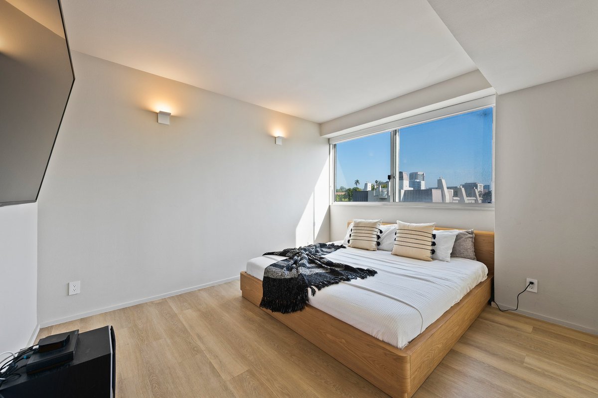 RogerPerryLA's tweet image. REDUCED!!!

969 Hilgard Ave #607

$799,000

2 bd •1.5 ba •1,029 sq ft

Newly Remodeled Unit @ The Park Westwood Towers. 2 bedrooms/1.5 baths. Corner Unit with Views!! Walk into a foyer/vestibule anchored by a new powder room. Brand new kitchen w/ top stainless steel appliances!