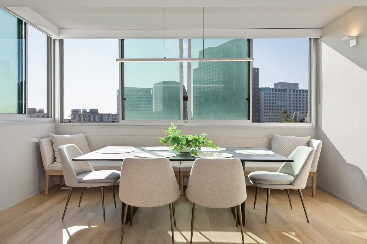 RogerPerryLA's tweet image. REDUCED!!!

969 Hilgard Ave #607

$799,000

2 bd •1.5 ba •1,029 sq ft

Newly Remodeled Unit @ The Park Westwood Towers. 2 bedrooms/1.5 baths. Corner Unit with Views!! Walk into a foyer/vestibule anchored by a new powder room. Brand new kitchen w/ top stainless steel appliances!