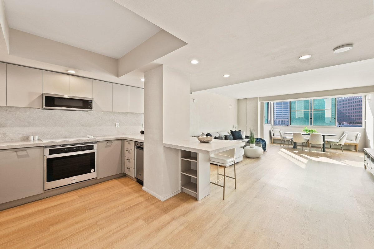 RogerPerryLA's tweet image. REDUCED!!!

969 Hilgard Ave #607

$799,000

2 bd •1.5 ba •1,029 sq ft

Newly Remodeled Unit @ The Park Westwood Towers. 2 bedrooms/1.5 baths. Corner Unit with Views!! Walk into a foyer/vestibule anchored by a new powder room. Brand new kitchen w/ top stainless steel appliances!
