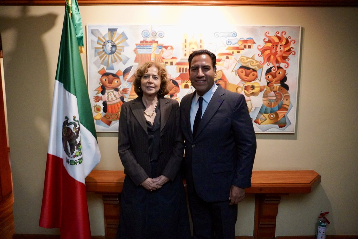 ramirezlalo_'s tweet photo. Tuve un encuentro muy solidario y de trabajo con quien será la titular de la futura Secretaría de Ciencia, Humanidades, Tecnología e Innovación, Rosaura Ruiz Gutiérrez, en el gobierno de la doctora Claudia Sheinbaum, y tengo grandes noticias para mis paisanas y paisanos chiapanecos: vamos a impulsar la construcción de la Universidad Rosario Castellanos en Chiapas y estamos proponiendo que sea en Comitán de Domínguez.

De igual forma, gestionaremos una nueva Universidad de la Salud, para generar médicos generales, enfermeras y enfermeros que sirvan al pueblo de Chiapas y con ello se tenga más acceso a la salud garantizando este derecho humano elemental en la vida de las familias chiapanecas.

También quiero agradecer al doctor César Iván Astudillo Reyes, un gran chiapaneco y académico de la Universidad Autónoma de México que se suma a los esfuerzos de la Nueva ERA, desde su trinchera, y quien con toda su experiencia aportará grandes ideas para el progreso de nuestro estado.
