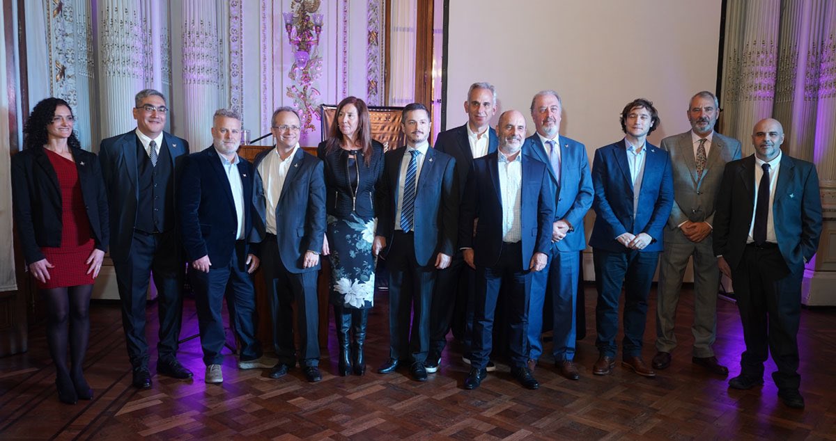 FAPASAOFICIAL's tweet photo. 📍El pasado 7 de agosto, se realizó un acto para celebrar el Día del Liquidador de Seguros. La ocasión fue la excusa perfecta para formalizar la tarea conjunta que la AALPS y FAPASA realizan desde hace varios meses.

🌐Más info: https://t.co/LbbjkmrwDl https://t.co/ntvOeutnfS