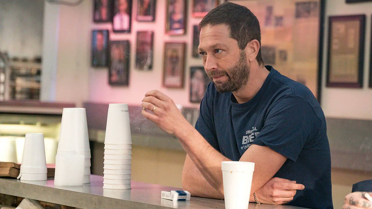 Yo sé que Jeremy Allen White es el protagonista y nos enternece su autoexigencia, presión y todo, pero el que se lleva la pelota es él. El lindo es él. El ángel es él. El corazón roto es él. El que se tiene que reinventar desde la nada es él. Entiendo que aún nos cuesta