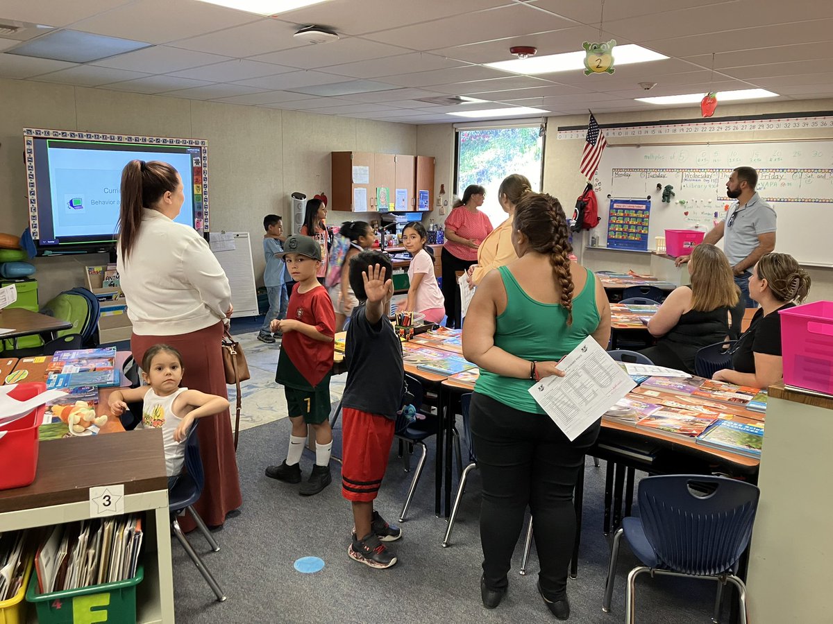 MariaPreci17531's tweet image. 2024-25 Title I  Meeting and Back to School Night was a spectacular turnout. Pence families your support is greatly appreciated! @Supt_SBUSD @SBUSD_NEWS #SBUSDdreambuilding #pencepenguins