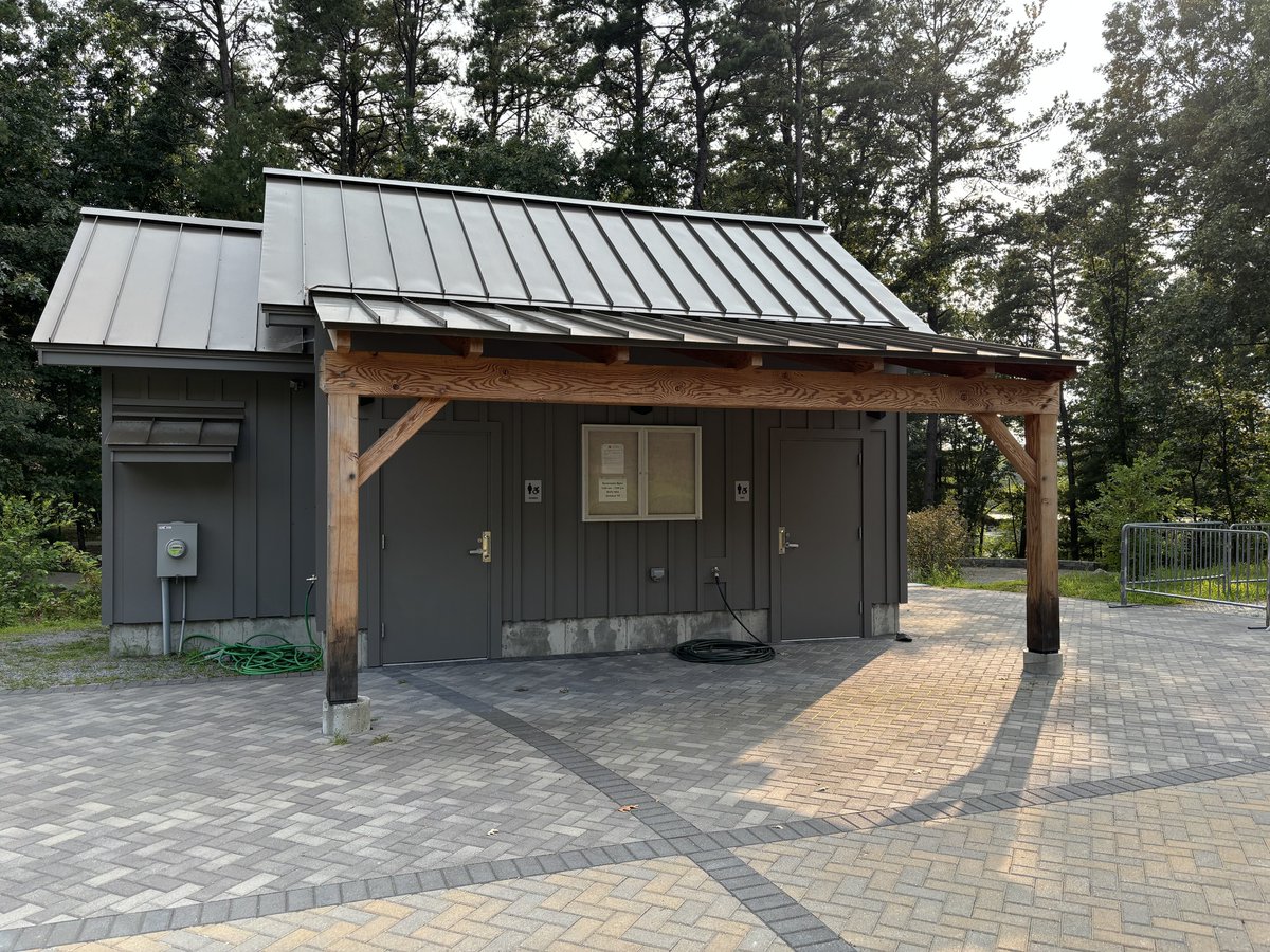 FriendsofBFRT's tweet image. The public restrooms at Gerow Park near the trail in West Concord are open from 7:00am to 7:00pm daily (until October 15th). Location is about 100 yards north of the parking lot on Commonwealth Ave. (near the former Concord MCI). Also available, a fountain to fill water bottles.