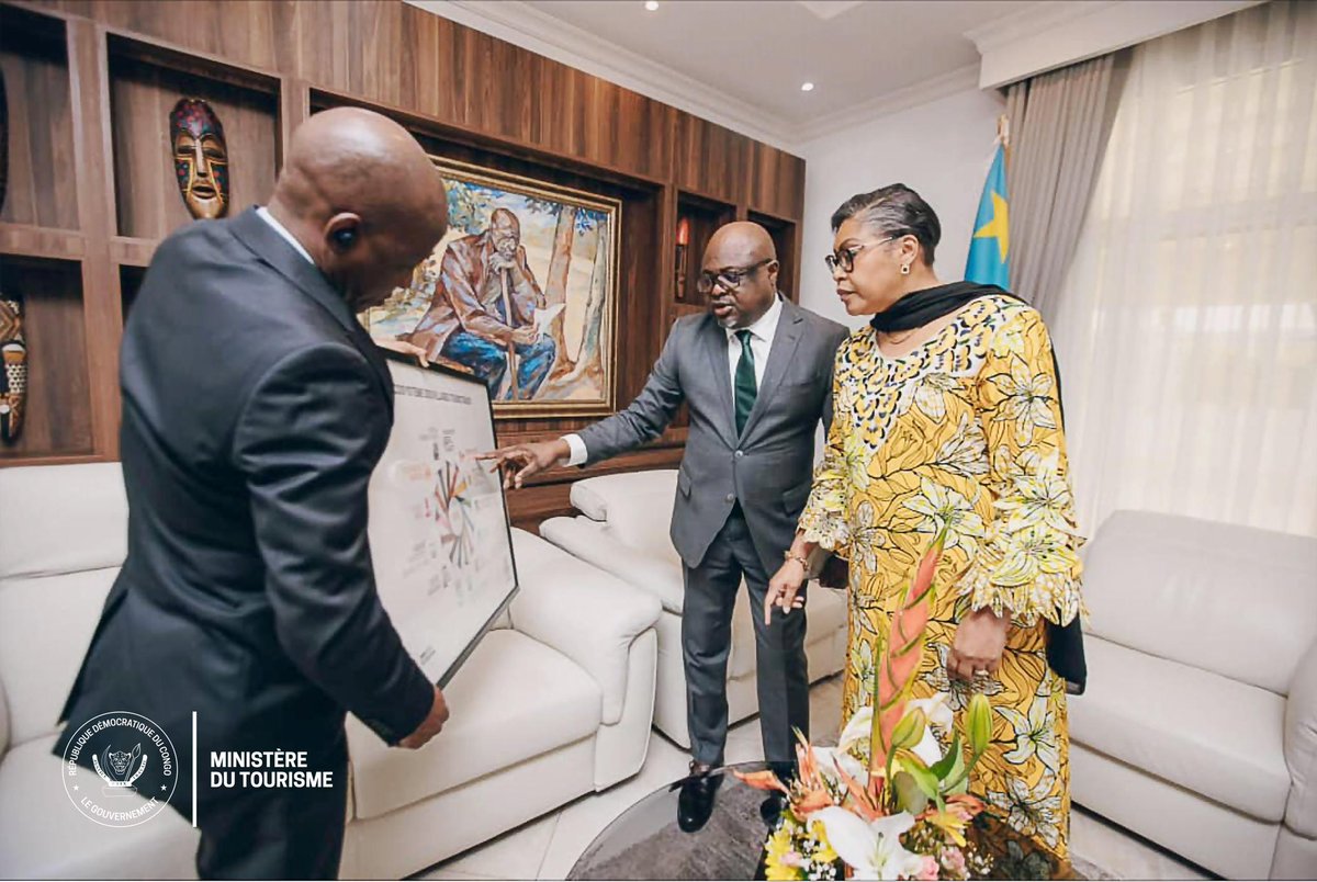 TourismeRDCongo's tweet photo. Reçu à la Primature, S.E.M @Nebianshu , Ministre du Tourisme, a présenté à la Première Ministre, cheffe du Gouvernement, Madame @SuminwaJudith , l'ambitieux projet baptisé « 𝐥𝐞𝐬 𝐕𝐢𝐥𝐥𝐚𝐠𝐞𝐬 𝐭𝐨𝐮𝐫𝐢𝐬𝐭𝐢𝐪𝐮𝐞𝐬 ».

Le projet consiste à utiliser le #tourisme comme levier de développement socio-économique et moteur de création d'emplois qui s'inscrit dans la vision du Président de la République, Chef de l'Etat, Son Excellence Felix Antoine Tshisekedi Tshilombo, de diversifier l'économie et de permettre l'émergence d'une classe moyenne forte sur l'ensemble du territoire.

Ce modèle économique a l'avantage de pouvoir être implanté partout où se trouve des sites touristiques et d'avoir un impact direct sur les communautés locales en utilisant des partenariats avec des bailleurs de fond, mais surtout à travers des partenariats Publics Privés.

🔘Cellcom/@TourismeRDCongo