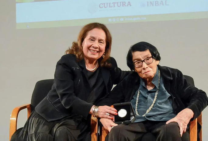 EspejoDelPoder_'s tweet photo. Entregan la Medalla de Oro de Bellas Artes a la escultora veracruzana María Lagunes https://t.co/Zcb5sWOksX a través de @EspejoDelPoder_ https://t.co/RZqGPZEgKE