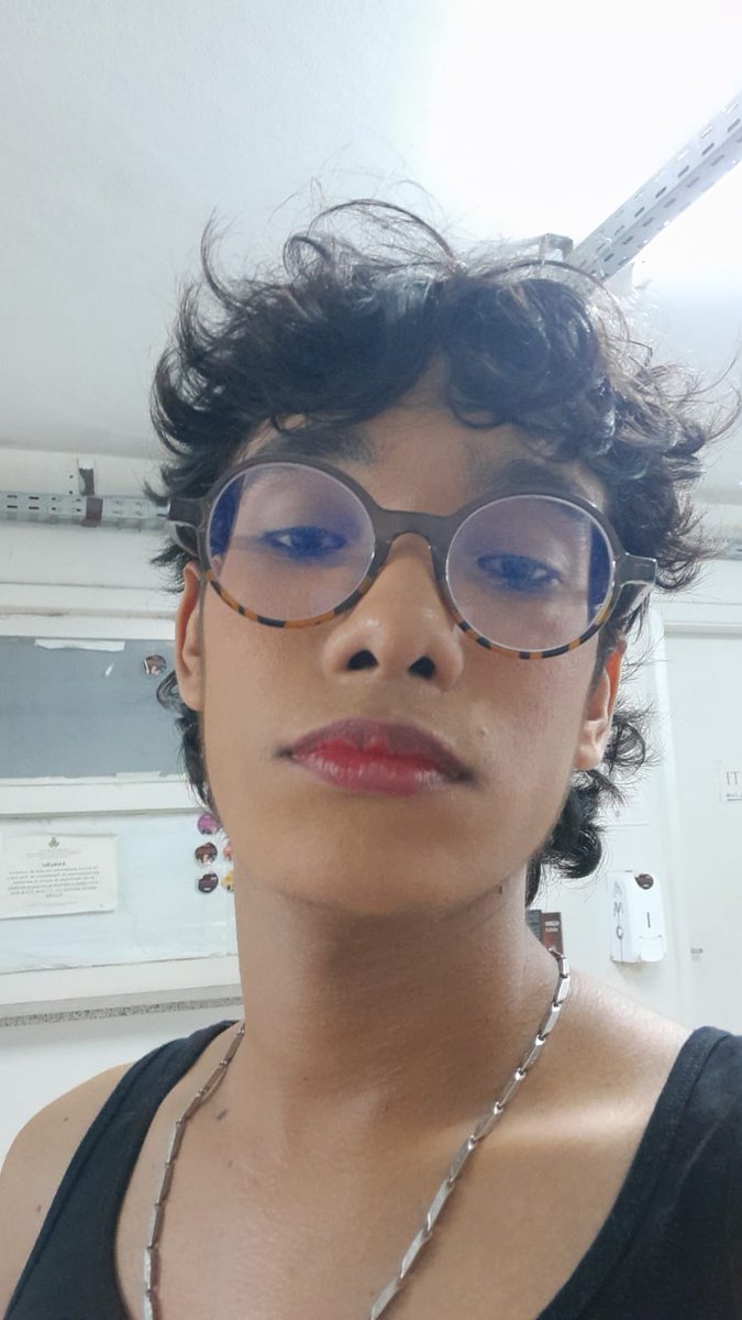 emptyloom's tweet image. deixar registrado aqui o dia que me senti lindo e ainda não errei nada na coreografia, me sinto tão aliviado e realizado, as vezes eu arraso mesmo