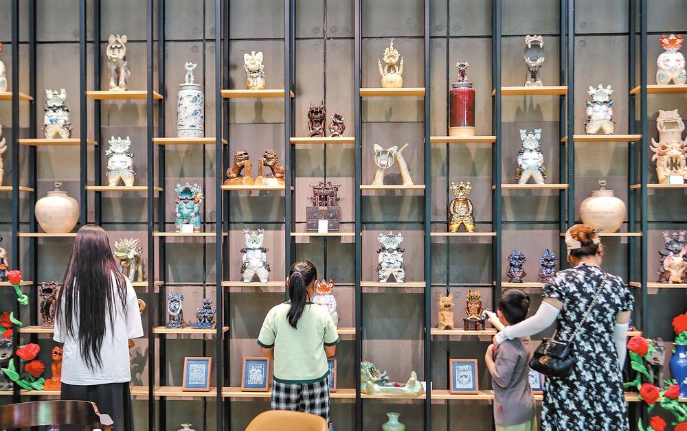 Kunminginfohub's tweet image. On 13 August, the Yunnan Tile Cat Cultural and Creative Exhibition was held at the Provincial Library. #Tilecat #有一种叫云南的生活