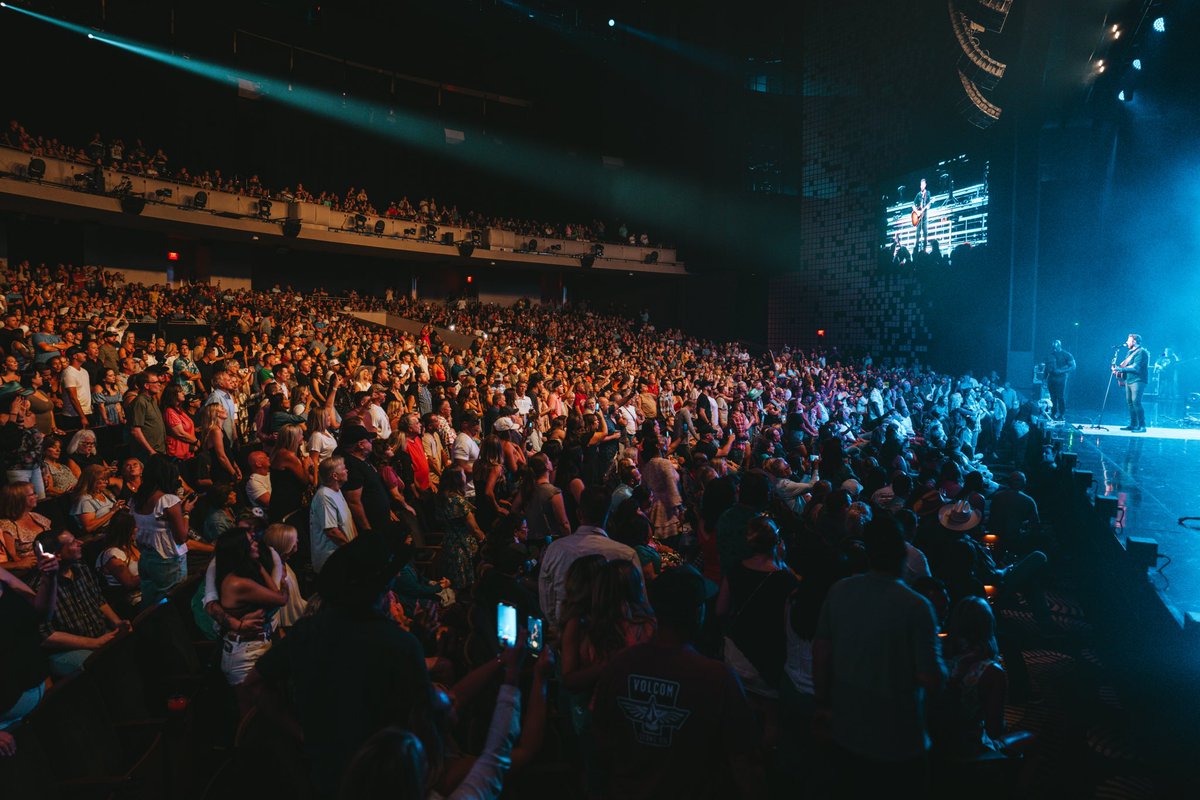 ChrisYoungMusic tweet media