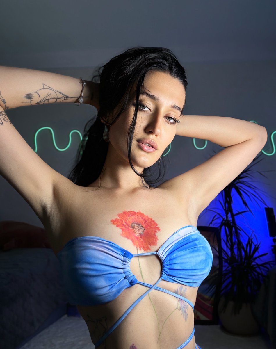 Princesss_Cammy's tweet photo. Does my look turn you on? I aim to please hehe 😘🍌 https://t.co/2cjznSliMd