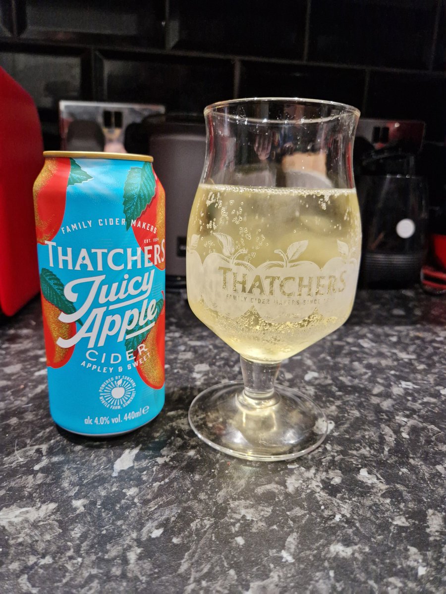GarethButler13's tweet photo. New @thatchers_cider spotted in the wild which is always a must try. One for the fans of a sweeter cider but less so than say Rosé. Definitely one for the summer....or what we have left of it anyway! https://t.co/QZa1RlFcdw