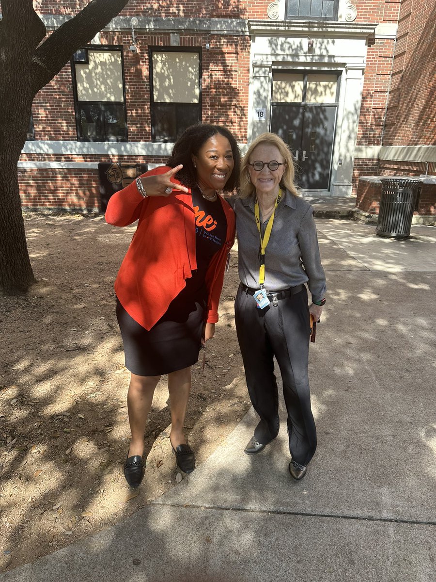 ChrisjBarksdale's tweet photo. Our Fearless @FortWorthISD Leaders!!!
There is NO first day surprise this dynamic duo can’t solve.
#FWISDFirstDay
@tobij @amramsey13 @TBrownEducator https://t.co/Q4Z0LztUSJ