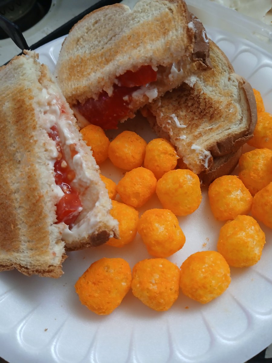 HotRob420's tweet image. Sorry, not sorry...
And yes, #CHEESEBALLS only cause I have like 10 pounds 😆 the #sandwich definitely stands alone