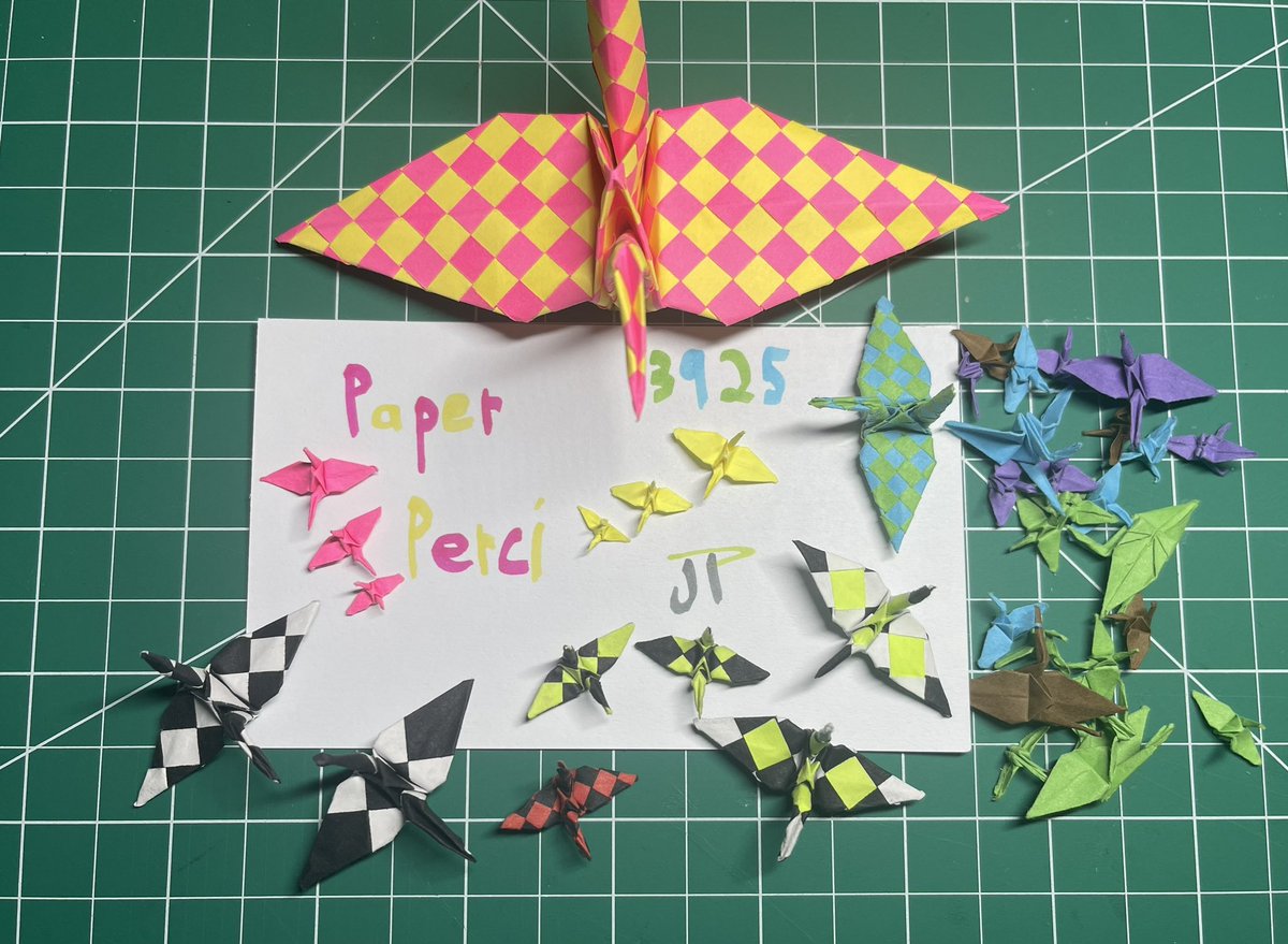 PaperPerci's tweet image. Been messing around with more weaved cranes. The big one is 5 and 3/4 inches with 1/4 inch strips. My favs are the 3 color white, black, and green ones though.
