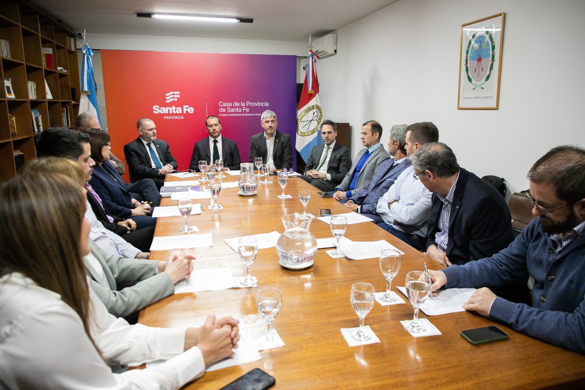 AGPuertos's tweet photo. Además, se avanzó en la agilización de trámites, habilitaciones y el futuro de las vías navegables del país, con el objetivo de bajar los costos logísticos e impulsar la producción. https://t.co/cwQRX6V0Iu