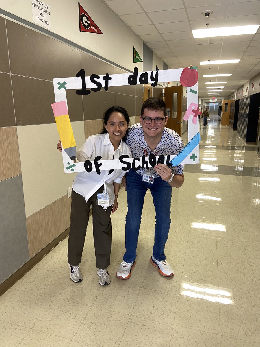 First day of school 🍎📏✏️
S/O to <a href="/lhshstuco/">LHS Harmon StuCo</a> for making our awesome sign!