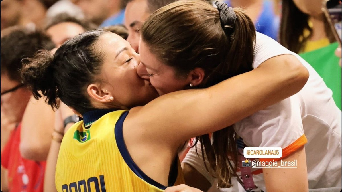 womenpostingws's tweet image. women in love at the Olympics ❤️