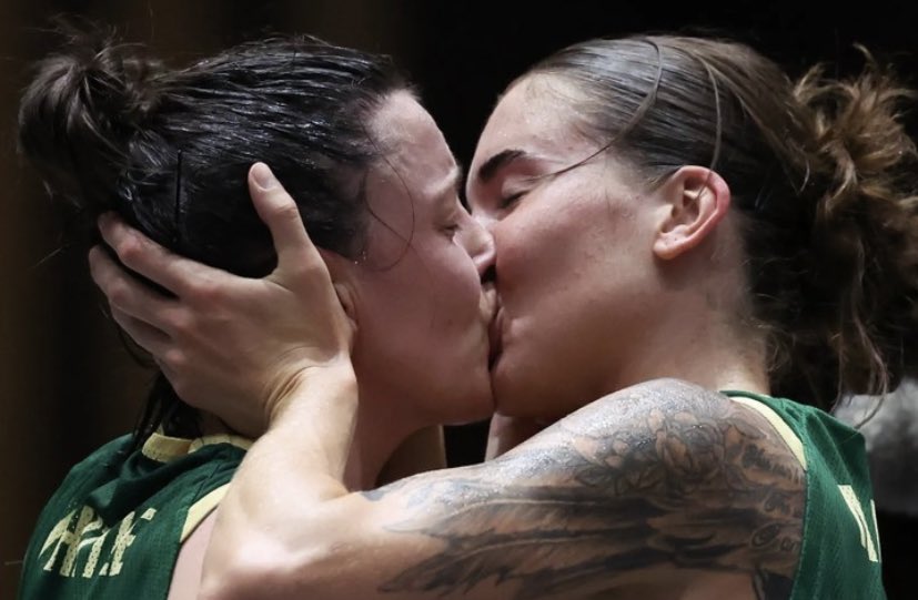 womenpostingws's tweet image. women in love at the Olympics ❤️