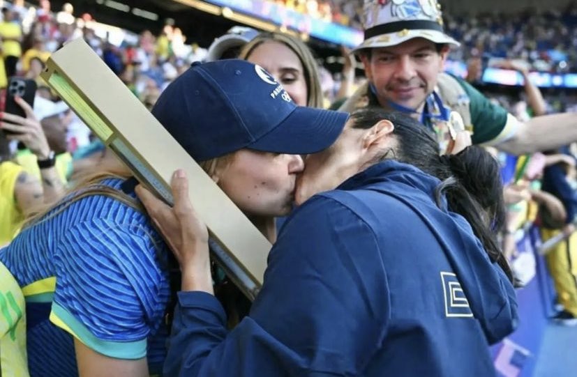 womenpostingws's tweet image. women in love at the Olympics ❤️