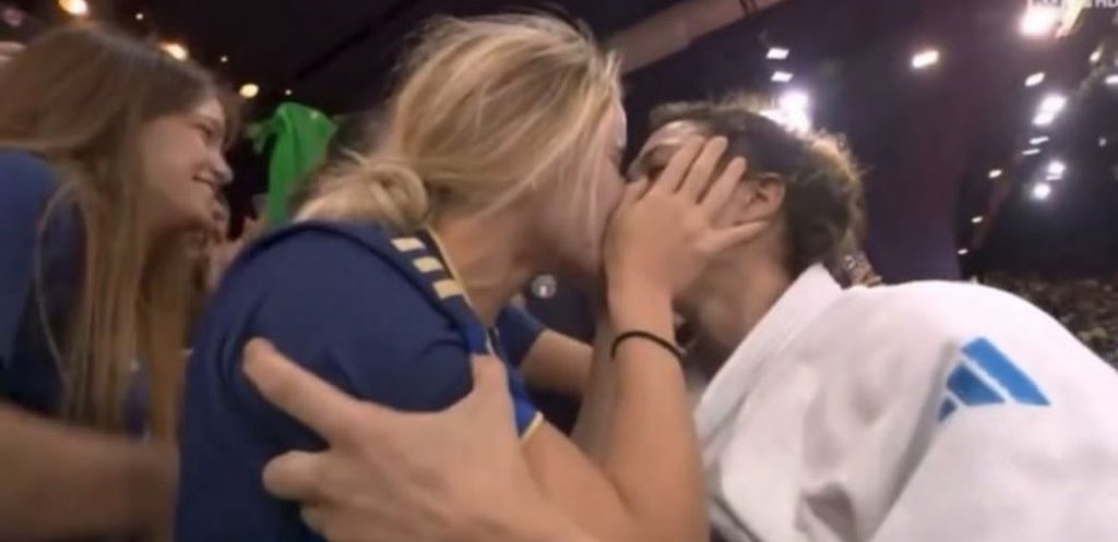 womenpostingws's tweet image. women in love at the Olympics ❤️