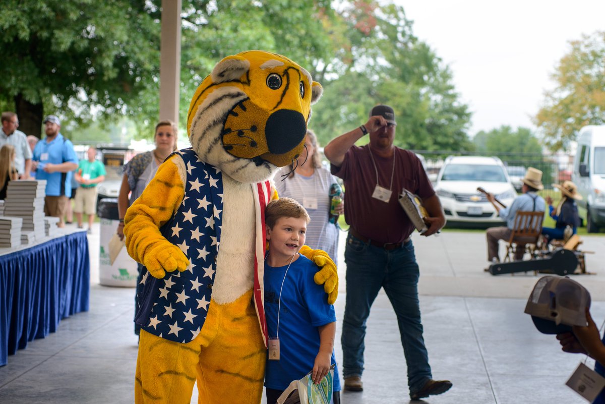 MUExtensionVC's tweet photo. For 64 years Farm Family Day at the @MoStateFair celebrates Missouri’s Farm Families and the role they play in our state’s economy. Last night, I had the honor of meeting a lot of this year's recipients. Congratulations to all and thank you for all you do for Missouri. https://t.co/GUp72kDBvB