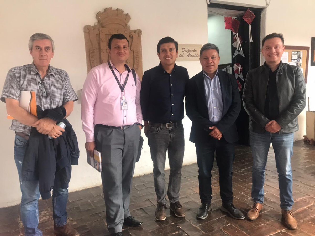 UPTCoficial's tweet photo. 📌#UPTCInforma | El decano #FESAD, Hugo Mendoza, junto al equipo de articulación y las autoridades locales de @alcaldiavdleyva, se reunieron para avanzar en la articulación de la educación media con programas técnicos y tecnológicos de educación superior 👍
#UPTCSomosTodos 🤝 https://t.co/qmX6WrCMM9