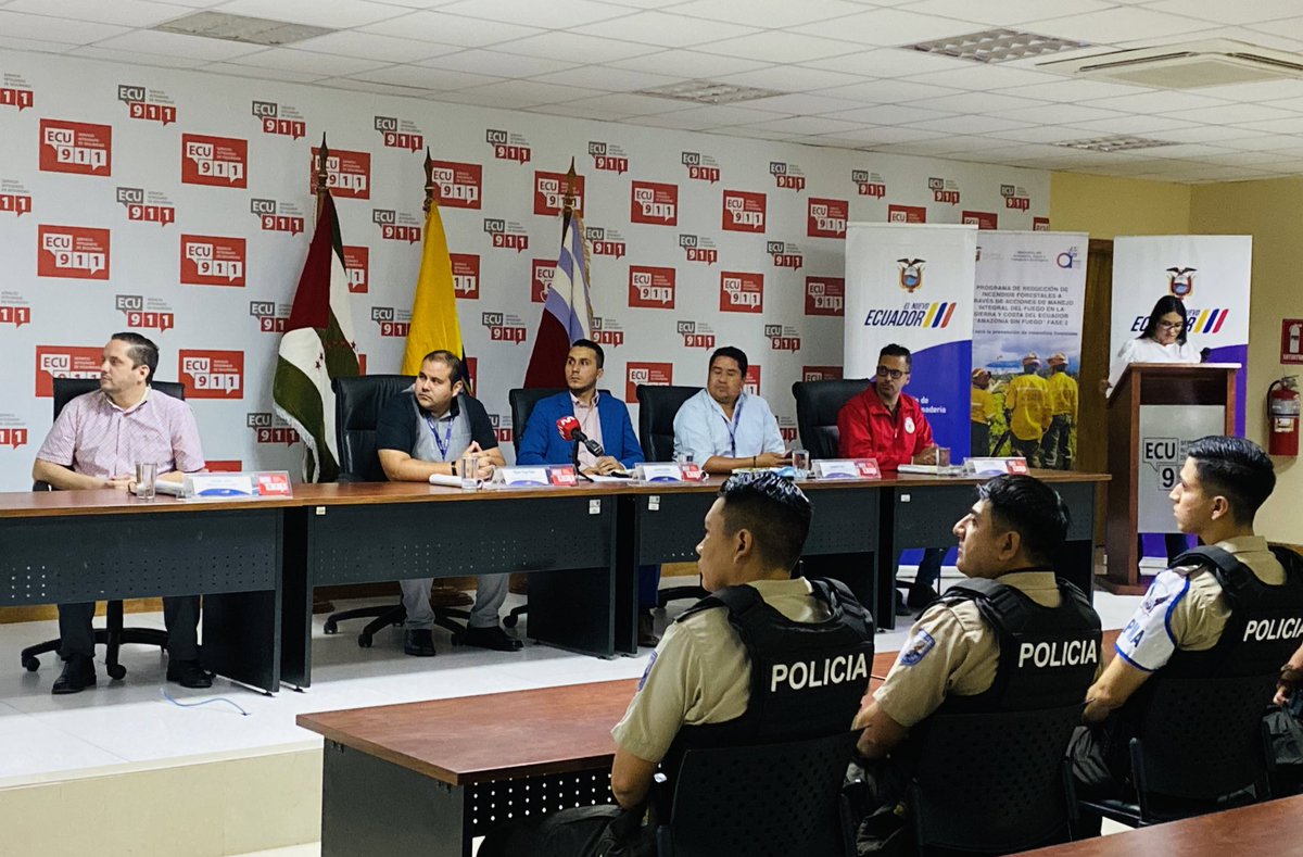 ECU911PVO's tweet photo. [EVENTO] 

El Coordinador Zonal, Leonardo Espinel participó en el evento de presentación de la campaña “Juntos prevenimos los incendios forestales”, liderada por @Ambiente_Ec. https://t.co/QIsEqKeEzq