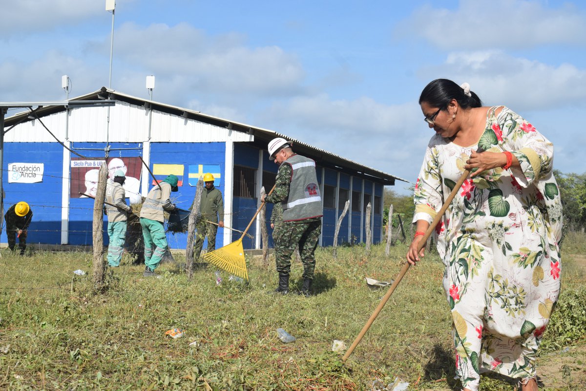 En Riohacha, #LaGuajira nuestros #IngenierosMilitares en coordinación con <a href="/GrupoInteraseo/">Interaseo</a> y docentes de la Institución Etnoeducativa del municipio, realizan mejoramiento locativo del plantel y así brindar unas instalaciones dignas para los niños de la región.

#SiempreATuLado