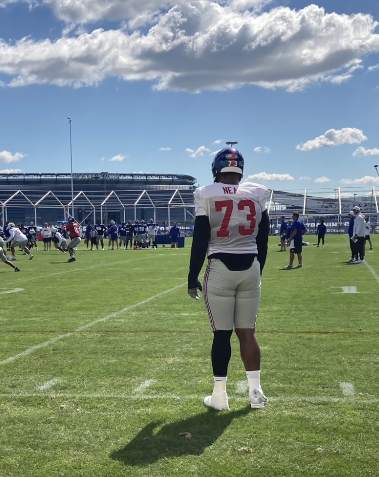 art_stapleton's tweet image. Today was a significant step forward for Giants OL Evan Neal, who participated in team drills for the first time this summer.
He was the second-team RT and took two of the five snaps in each 11/11 period when that group was up.
Had good pass pro rep vs. Boogie Basham. Moved…