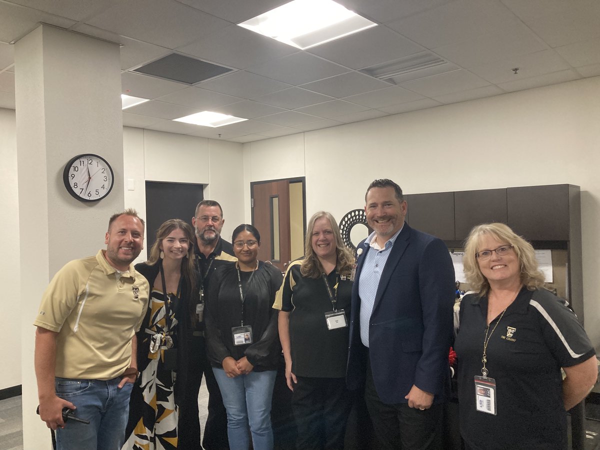 Honored to be able to drop off lunch today for <a href="/TheColonyHS/">The Colony HS</a> office and administration staff, thanks for all that you do. I hope you have a great 24-25 SY! #OneLISD
