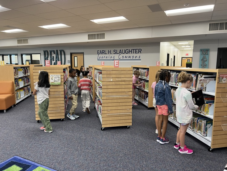SlaughterES's tweet photo. Our first library patrons of the year checked out books today! All students will visit the library for orientation lessons this week or next. #mymisdreads #teammckinney #itsaslaughterthing #wearemckinney @slaughterlc @slaughteres https://t.co/f8RiSgGcp9