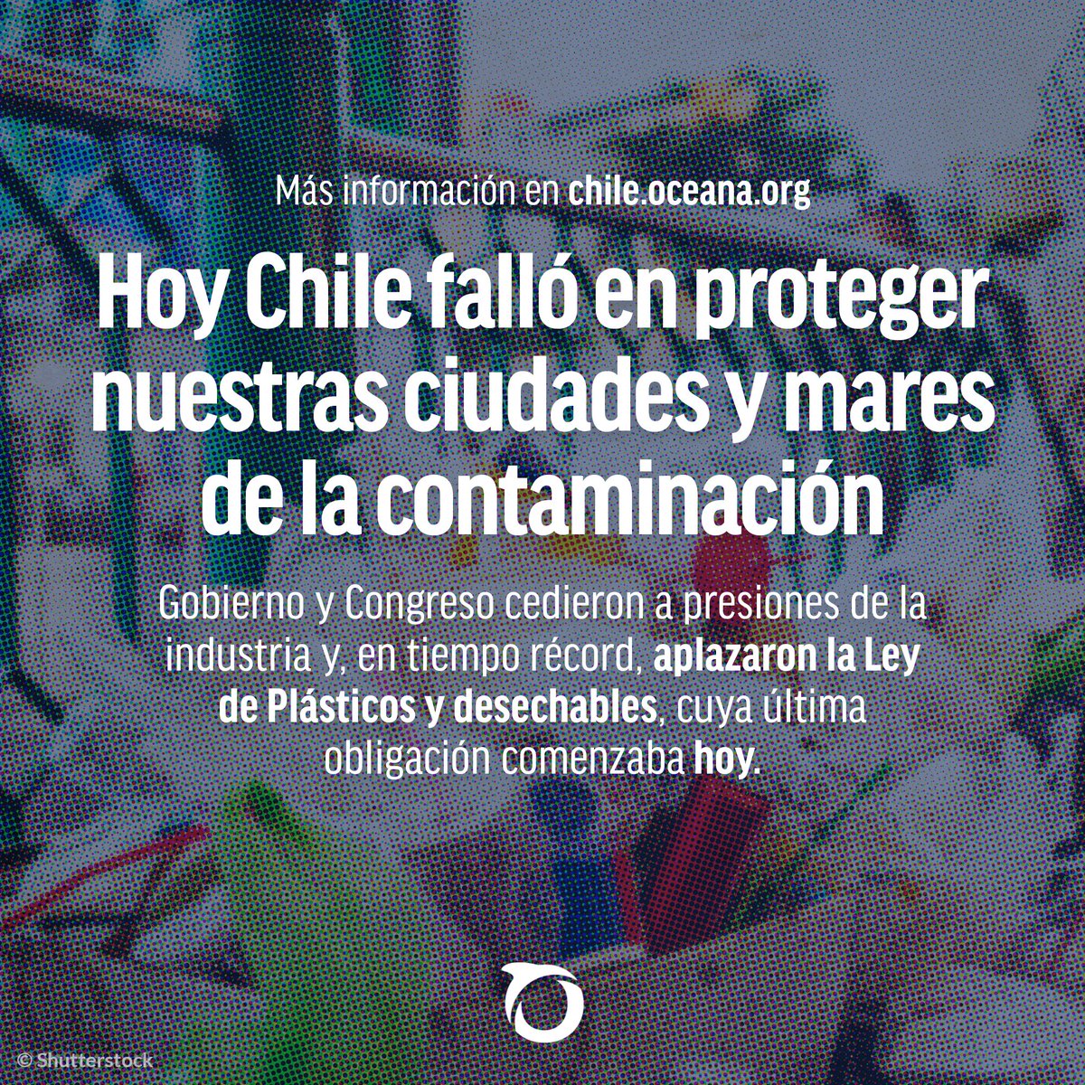 OceanaChile's tweet photo. 🚨 Hoy comenzaba a regir la última obligación de la Ley de Plásticos de un sólo uso y desechables, la que establecía que establecimientos de comida debían utilizar reutilizables dentro de sus establecimientos. Sin embargo, tras un agresivo lobby de grandes cadenas, el Gobierno y Congreso, en tiempo récord, acordaron aplazar esta obligación. 

❗️ El aplazamiento de esta obligación significa más de 30 mil toneladas de basura en nuestras ciudades y mares. 

❗️ Gremio gastronómico ya manifestó su intención de cambiar la Ley. 

👉🏻 Conoce más en https://t.co/PIs9kHOCK9