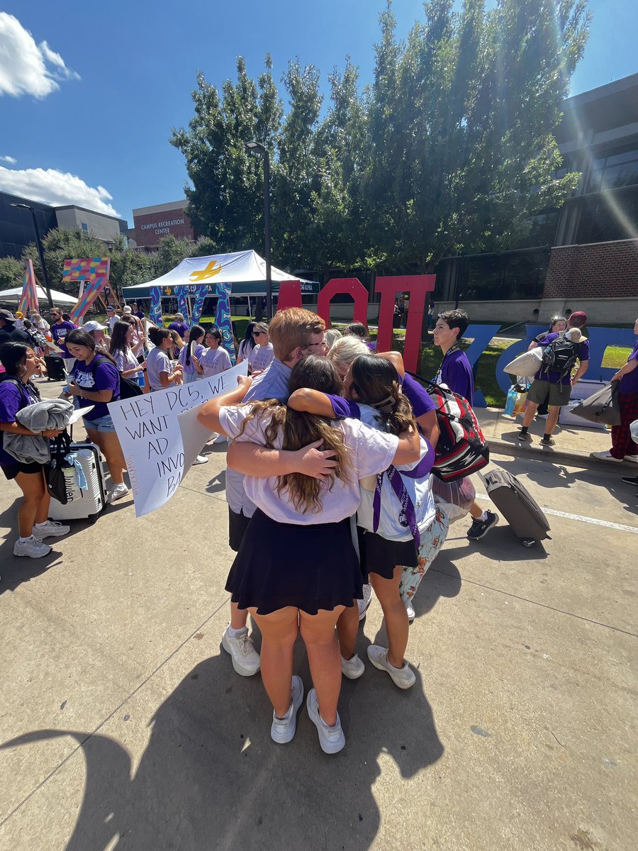 tarleton_serves's tweet photo. DUCK CAMP 5 RETURN!! We’re so happy to have our Student Director and Assistant Director of Involvement back! We’re so excited for the new semester to start 🤩🤩🤩 https://t.co/ufGc6cP3hB