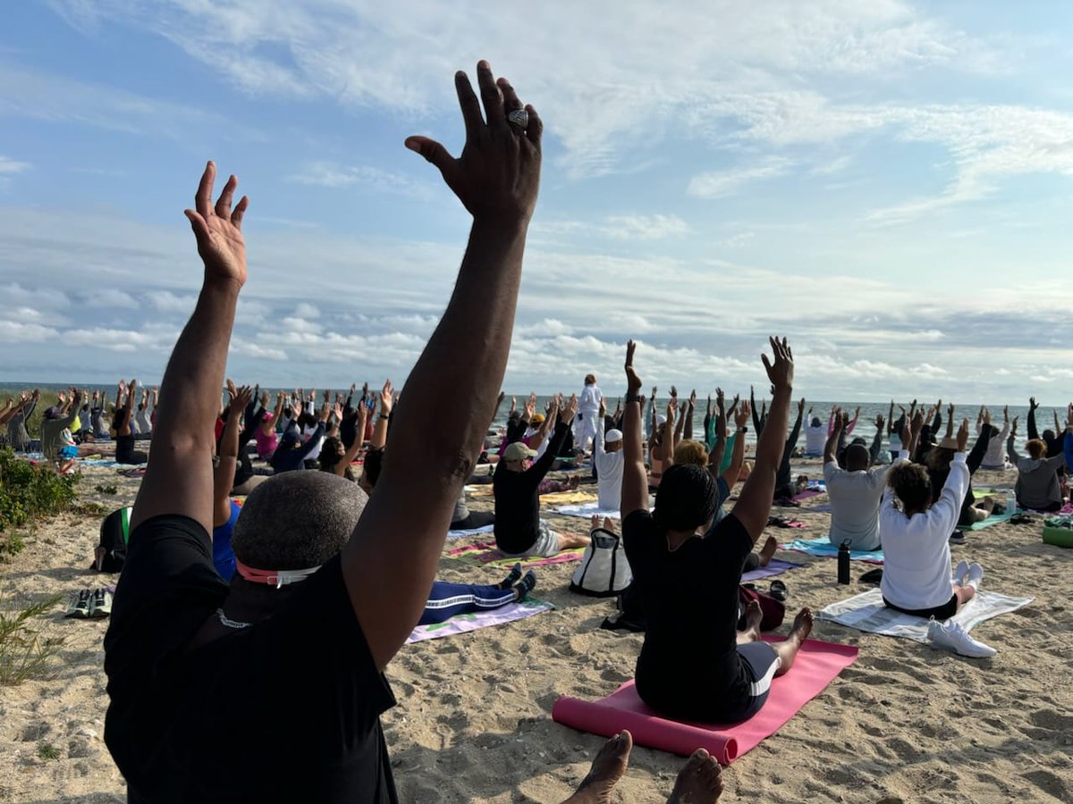 mvyoga's tweet photo. 😯Inkwell #Beach #Yoga! #OakBluffs https://t.co/E9beeEXYhI