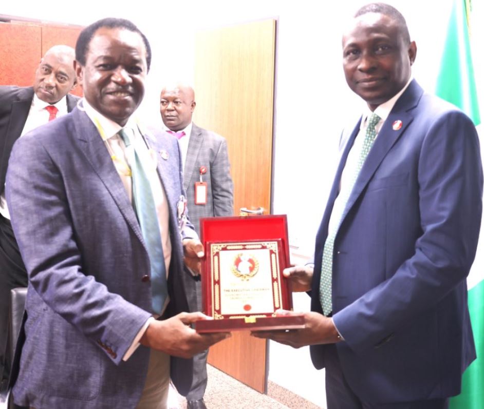 MobilePunch's tweet photo. 𝐄𝐅𝐂𝐂 𝐝𝐨𝐧𝐚𝐭𝐞𝐬 𝐍𝟓𝟎𝐛𝐧 𝐭𝐨 𝐬𝐮𝐩𝐩𝐨𝐫𝐭 𝐬𝐭𝐮𝐝𝐞𝐧𝐭 𝐥𝐨𝐚𝐧 𝐬𝐜𝐡𝐞𝐦𝐞
https://t.co/TPewoHhWIp https://t.co/Y4q4uFWnZ5