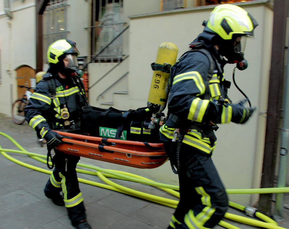 FwPotsdam's tweet photo. 🚒Einsatzübung in der Potsdamer Innenstadt!
Die FF Bornstedt so wie ein angehender Zugführer der hauptamtlichen Kräfte trainierten heute Abend die Arbeitsabläufe bei einem Kellerbrand. 
Wir danken allen Teilnehmenden.
#ÜbenÜbt
#FürPotsdamImEinsatz
#Ehrenamt
#Führungsvorgang 
^mb https://t.co/l2SEtnaAwD